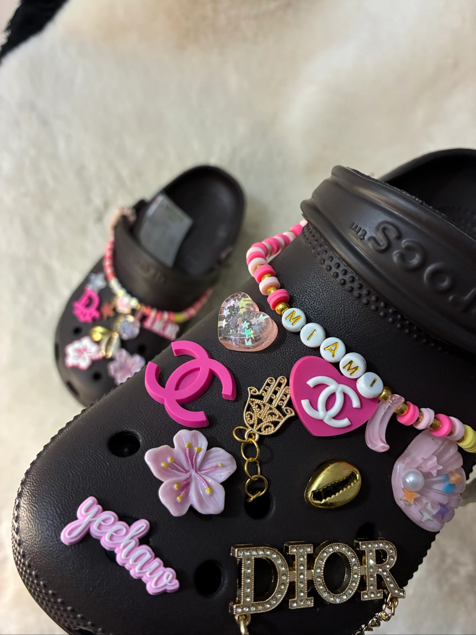 Crocs marrom vendido com as decorações – photo 7